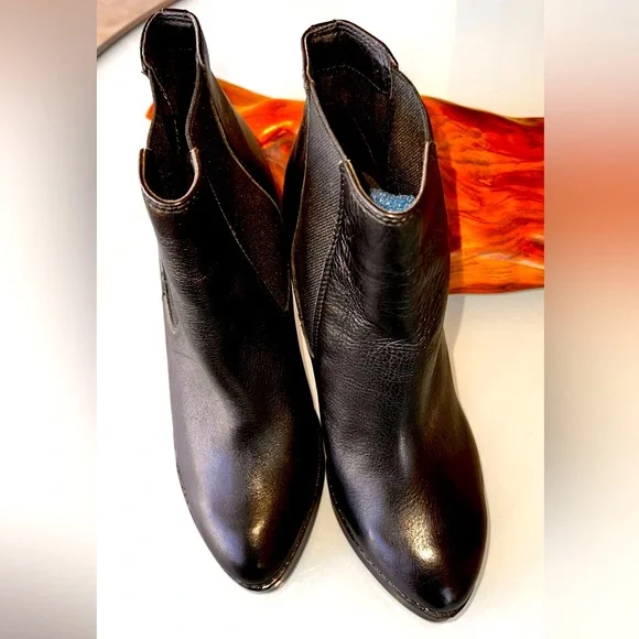 ALDO Black Leather High Wedge Ankle Boots Booties Elastic Slip On Size 9 - Picture 2 of 9